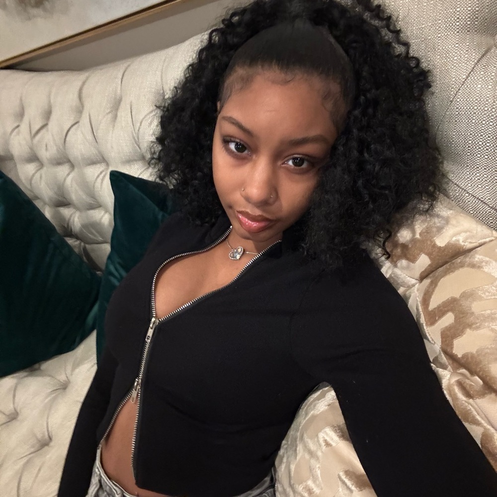 Meet your Posher, Kmya